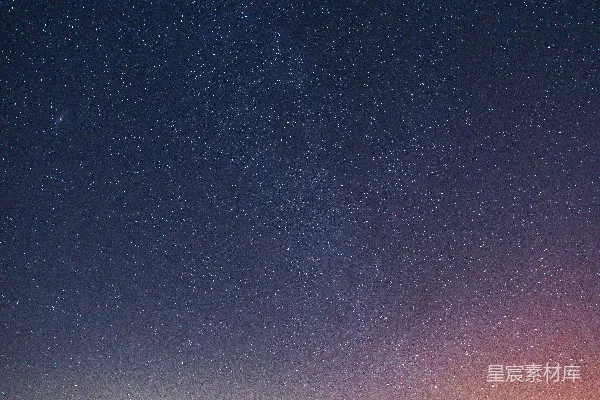 高清摄影 夜晚的星空在一座小山上方