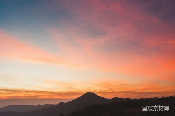 高清摄影 夕阳正落于山脉之上