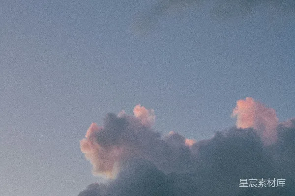 高清摄影 一架飞机在天空中飞行，周围有许多云层。