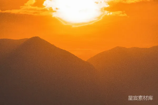 高清摄影 夕阳正在山峦上落下。