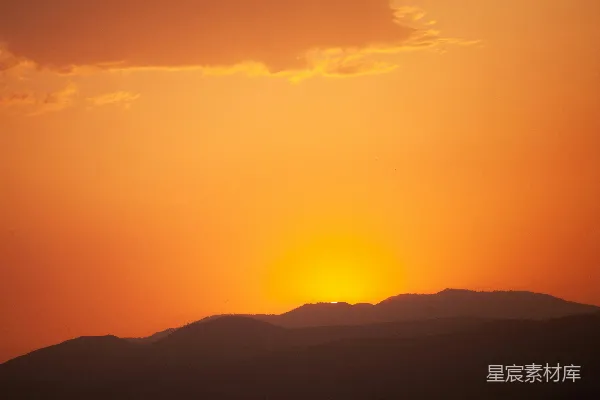 高清摄影 夕阳正投射在山脉之上
