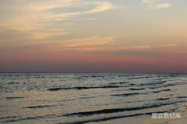 高清摄影 一个沙滩，海浪翻滚，夕阳西下。