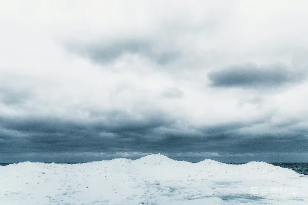 高清摄影 一堆大雪堆在积雪覆盖的地面上。
