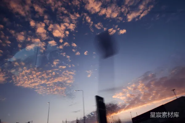 高清摄影 蓝天下夕阳映衬下的粉红色云彩