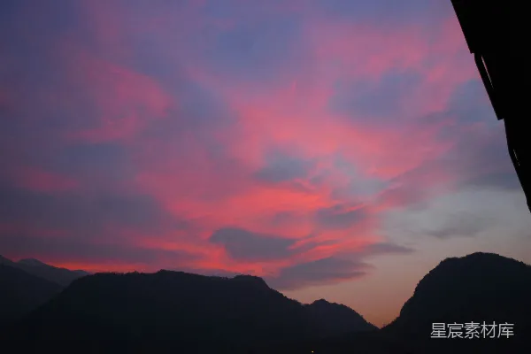 高清摄影 粉蓝相间的天空，背景是群山。