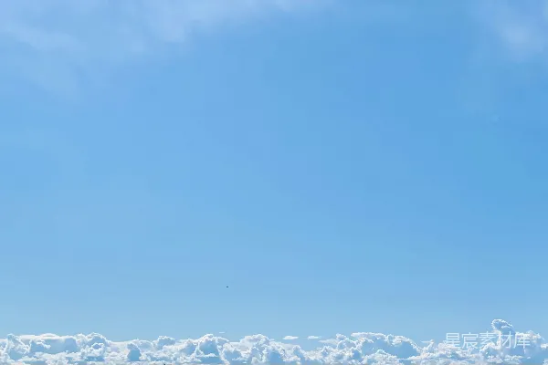 高清摄影 一个滑雪板在雪地里的人