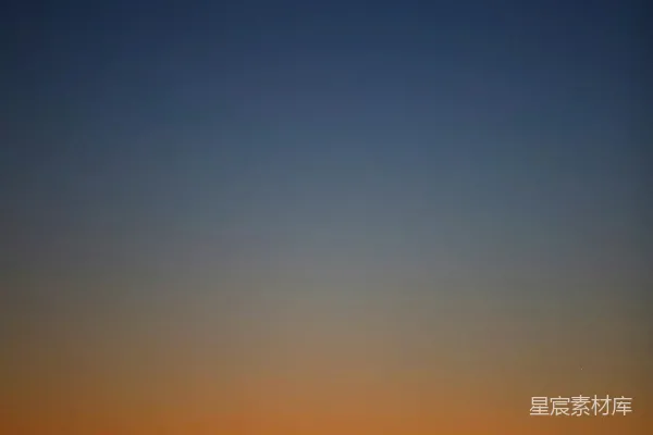 高清摄影 一架飞机在日落时分飞在空中。