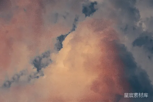 高清摄影 一架飞机正在乌云密布的天空中飞行。