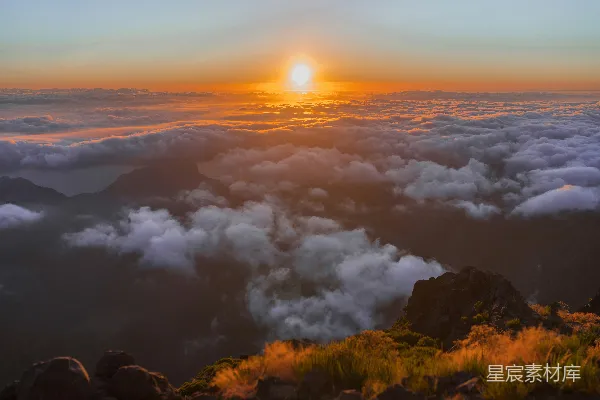 高清摄影 夕阳在山脉的云层中缓缓落下。