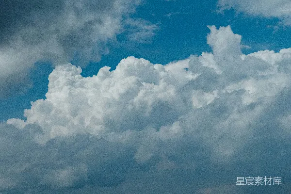高清摄影 一架飞机飞过蔚蓝多云的天空