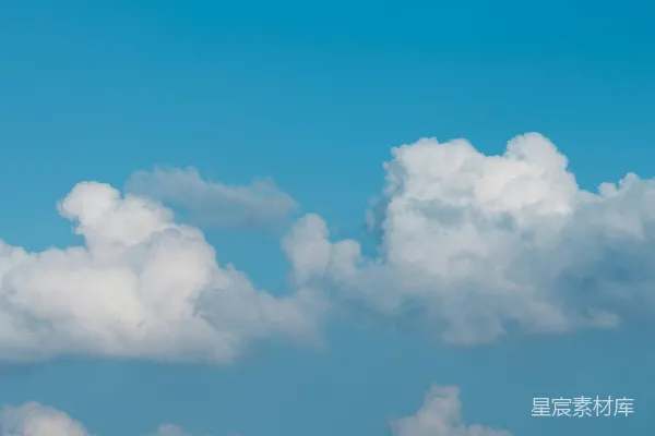 高清摄影 一架飞在天空中的飞机，周围有很多云层。