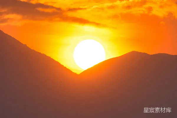 高清摄影 太阳正在山脉上空落下。