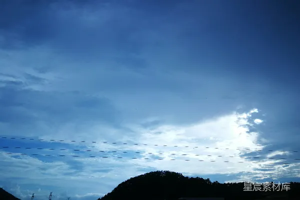 高清摄影 山峦下的剪影在蓝色的背景下