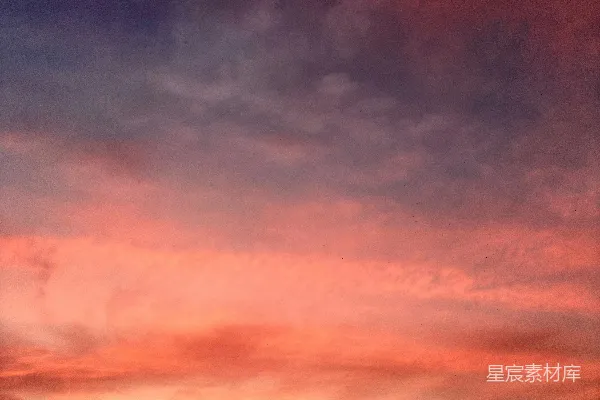 高清摄影 绚丽的夕阳天空，带有鲜艳的粉红色和紫色云彩。