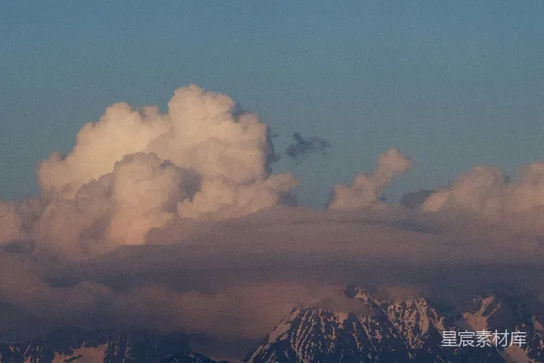 高清摄影 山脉远景，天空中有云层。