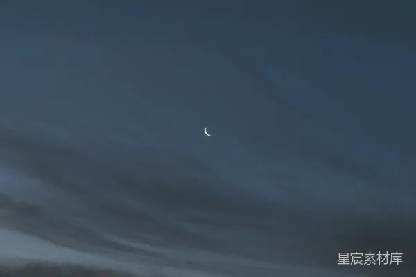 高清摄影 一架飞机在空中飞行，远处有一轮明月。