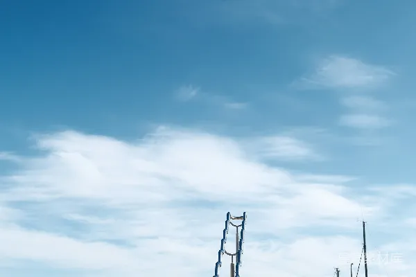 高清摄影 一阶阶的台阶通向充满云朵的天空