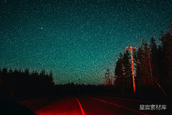 高清摄影 夜晚的道路，星星在上方闪耀。