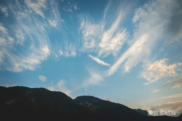 高清摄影 黑白灰色山峰下的白云景观摄影