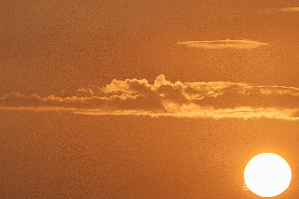 高清摄影 夕阳西下，几缕轻云在暮色中飘动。