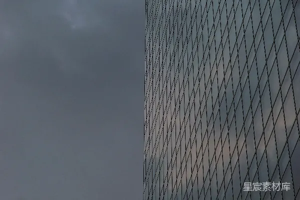 高清摄影 一座非常高的建筑，背景中有非常阴沉的云层。