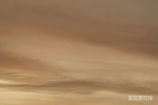 高清摄影 夕阳西下，天空中有稀疏的云朵和温暖的色彩。