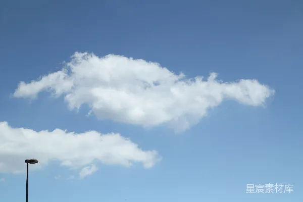 高清摄影 蓝天上的一片白云悬挂在停车场上方。