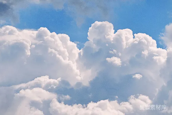 高清摄影 白云在明亮的蓝天背景下。