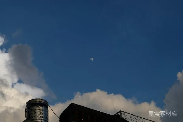 高清摄影 白天的天空中可以看到月亮。