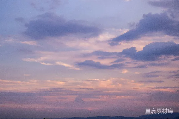 高清摄影 一架飞机在夕阳下飞行。