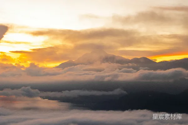高清摄影 夕阳在山间的云层中落下。