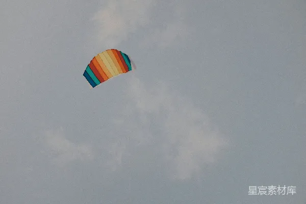 高清摄影 一只五彩斑斓的风筝在空中飘扬