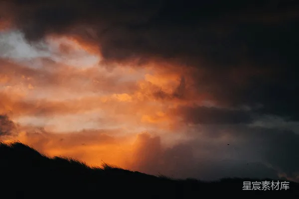 高清摄影 绚丽的夕阳云层，呈现出炽热的橙色。