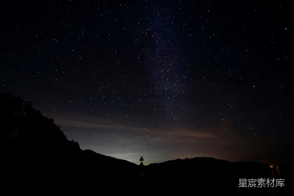 高清摄影 在星空下，站在山丘上的人的剪影