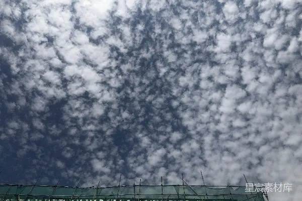 高清摄影 在多云的蓝天背景下的一座非常高的建筑