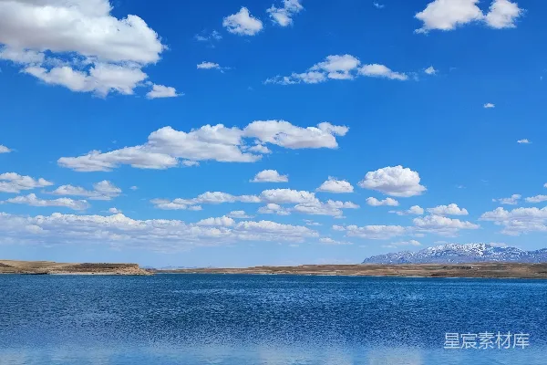 高清摄影 一片被群山环绕的水域