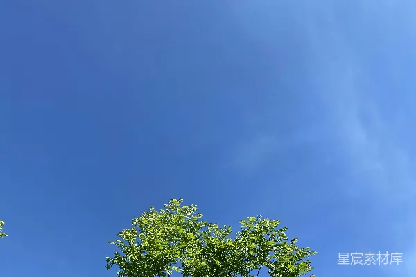 高清摄影 晴朗的蓝天中飘着几朵云。