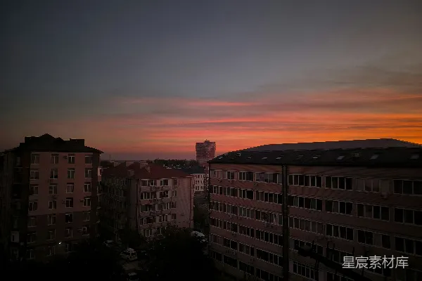 高清摄影 建筑物在色彩斑斓的夕阳背景下剪影。