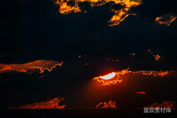 高清摄影 夕阳在漆黑的天空中落下