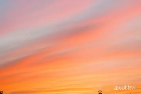 高清摄影 城市上空的五彩夕阳，高耸的建筑在夕阳下显得格外壮观。