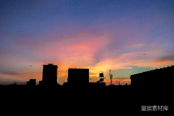 高清摄影 建筑物的剪影映衬在色彩斑斓的夕阳天空下。
