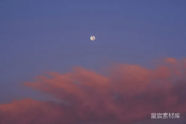 高清摄影 紫色天空中有一轮满月和粉红色的云彩