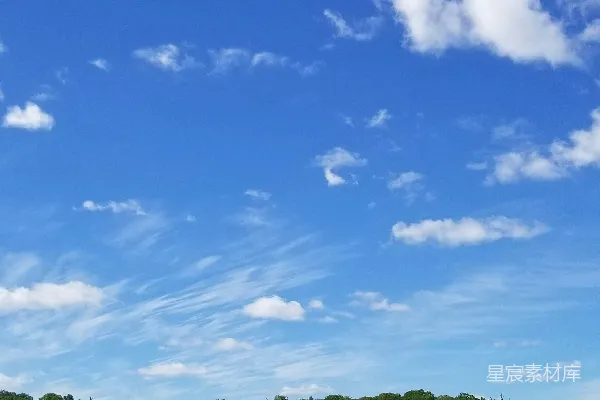 高清摄影 一片绿草地，背景是蓝天。