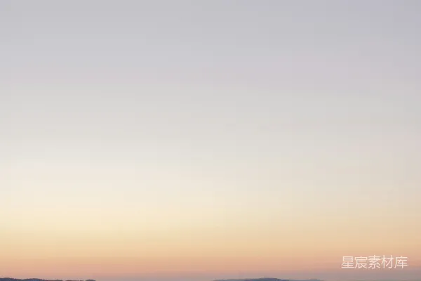 高清摄影 一个人站在山顶上，夕阳西下。