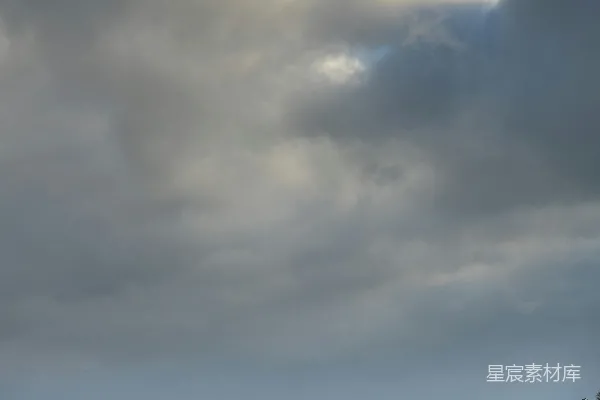 高清摄影 白天多云天空下的白色沙滩