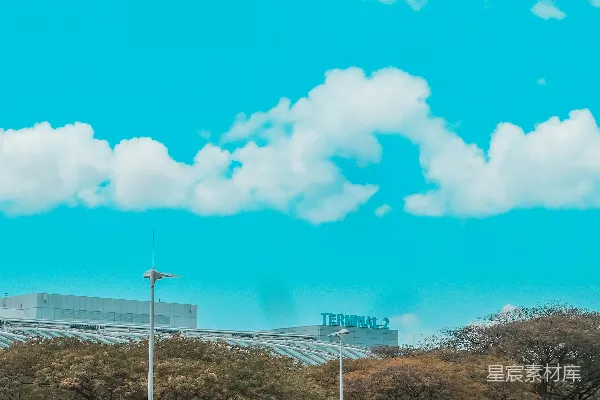 高清摄影 白云飘过白色和蓝色的建筑上