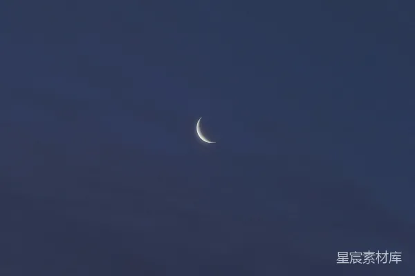 高清摄影 夜晚的天空中可以看到月亮。