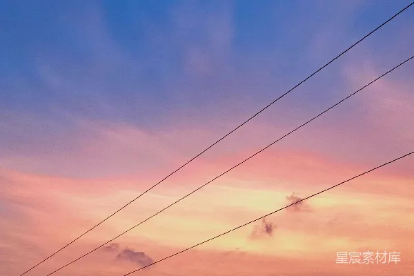高清摄影 夕阳西下，天空呈现出粉红与蓝色交织的美景。