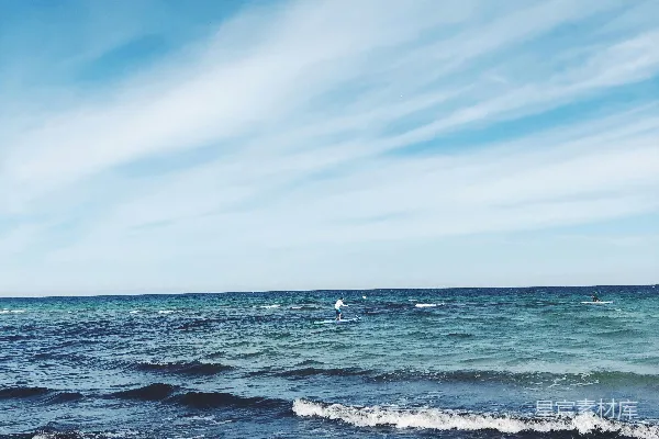 高清摄影 白天，海浪拍打着海岸。