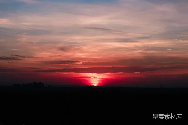 高清摄影 夕阳正缓缓落在这座城市的地平线上。